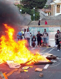 Південноафриканські студенти спалили картини заради бідних