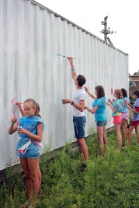 Художники навчать дітей мистецтву в Карпатах
