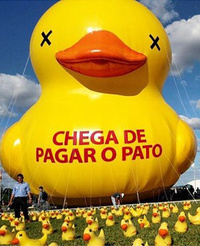 Бразильські акціоністи вкрали гумову качку?