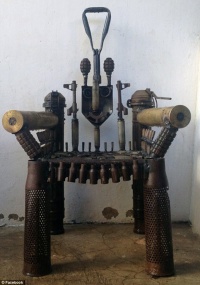 Твір зі зброї мозамбікського скульптора конфіскували в США
