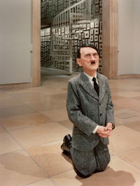 Скандальна скульптура Гітлера знайшла покупця
