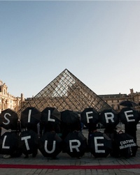 Біля Лувру влаштували кліматичний арт-протест