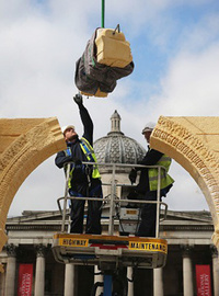 Зруйновану ІДІЛ Тріумфальну арку виставили в Лондоні