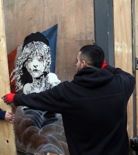 Графіті Бенксі проти насильства заборонили?