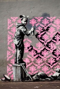 У Парижі з’явилися кілька графіті, які приписують Бенксі