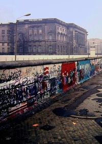 Берлінську стіну хочуть відбудувати – щоб зруйнувати знову