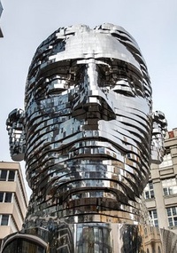 Чим дивує 10-метрова "голова Франца Кафки" у Празі?