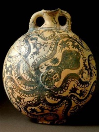 Відвідувачка музею в Греції пошкодила стародавню вазу