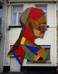 Вуличний «портрет із дверей» бельгійського художника